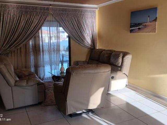 6 Bedroom House in Three Rivers East