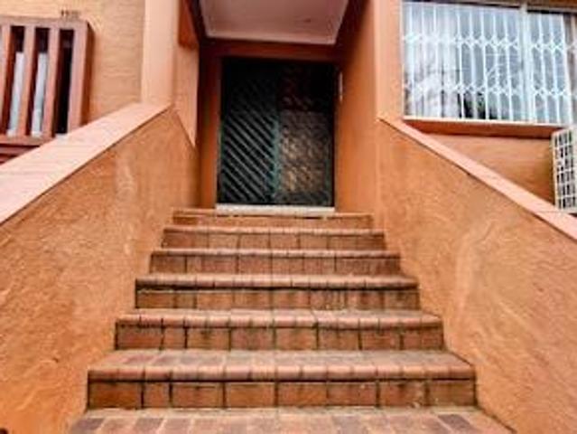 6 Bedroom House in Trafalgar