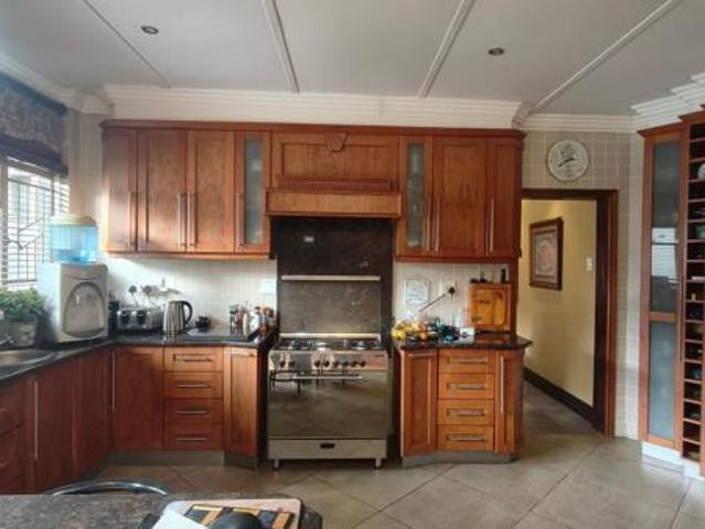 6 Bedroom House in Universitas