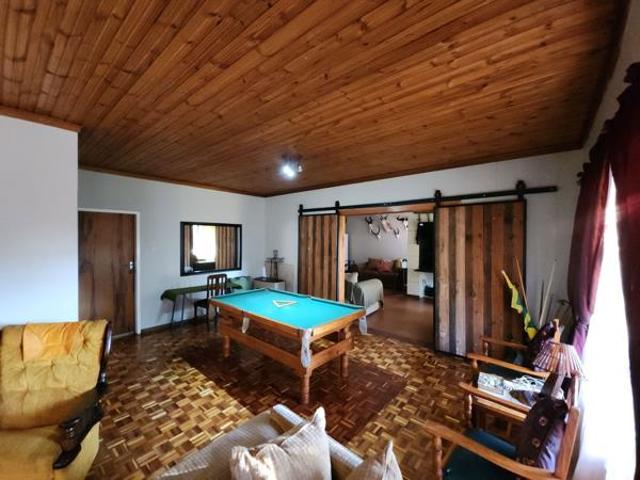 6 Bedroom House in Universitas