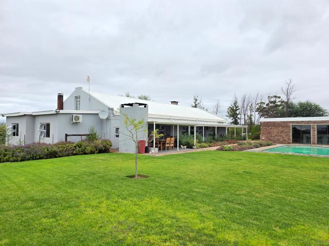 6 Bedroom House in Volmoed