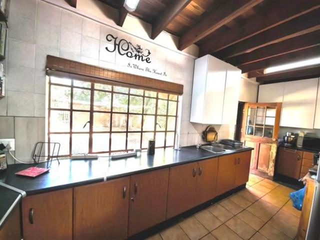 6 Bedroom House in Vaal Marina