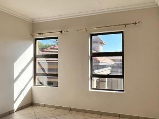 6 Bedroom House in Valley View Estate