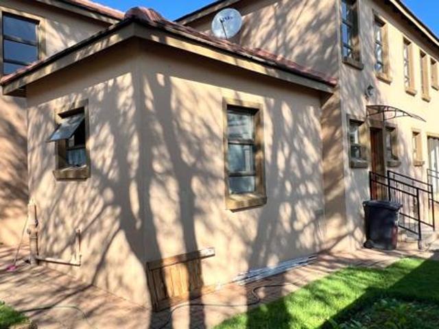 6 Bedroom House in Valley View Estate