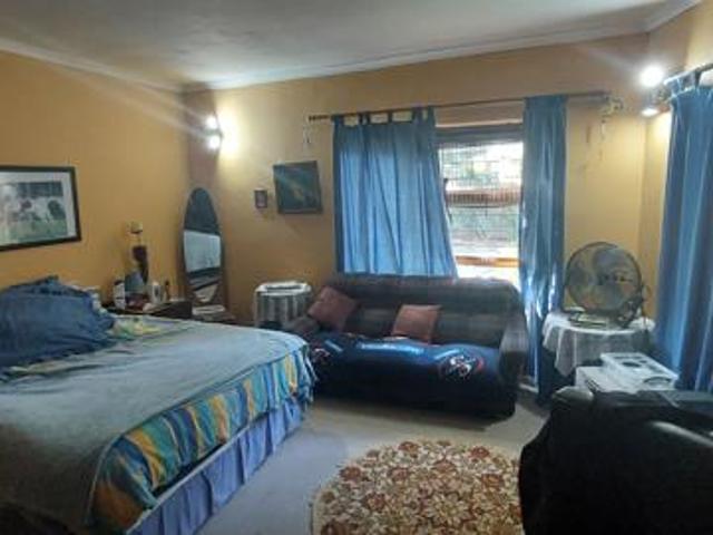 6 Bedroom House in Vrykyk