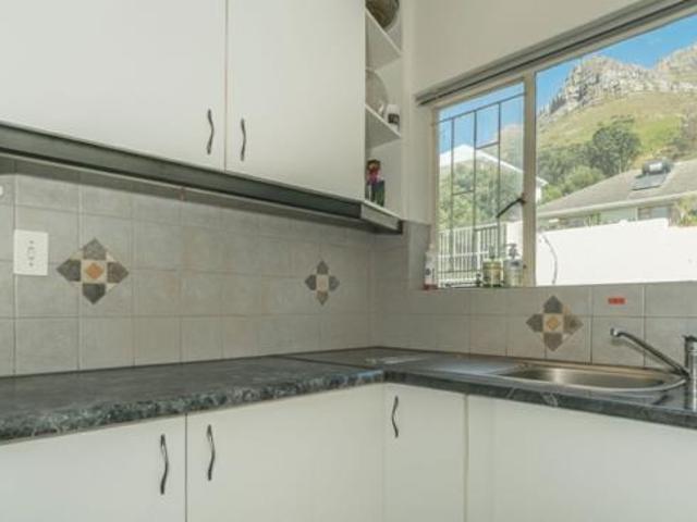 6 Bedroom House in Vredehoek