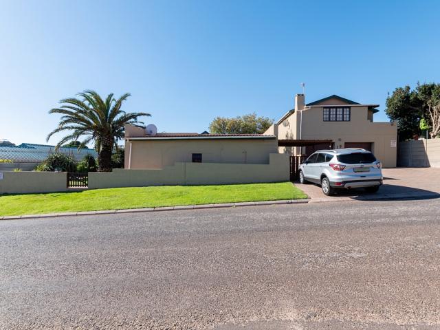 6 Bedroom House in Vredenburg