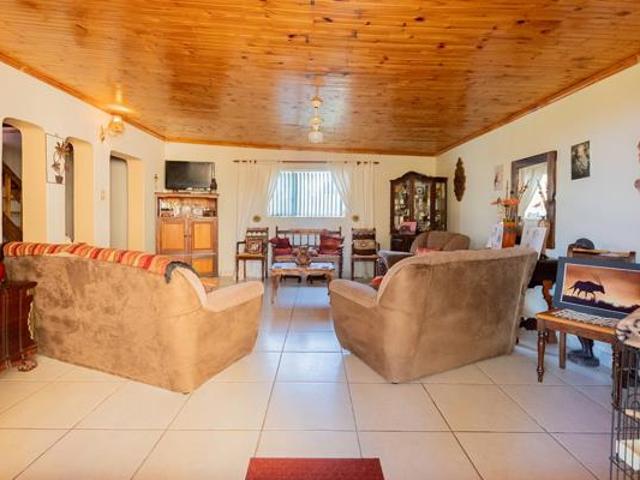 6 Bedroom House in Vredenburg