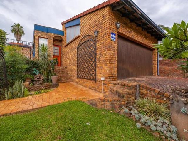 6 Bedroom House in Zwartkop
