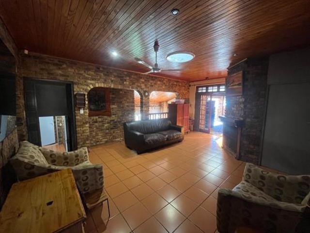 6 Bedroom House in Zwartkop