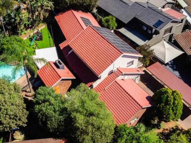 6 Bedroom House in Zwartkop