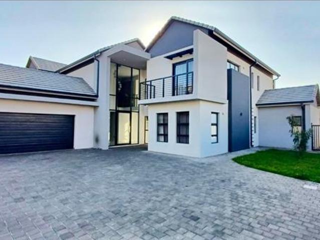 6 Bedroom House in Zwartkop