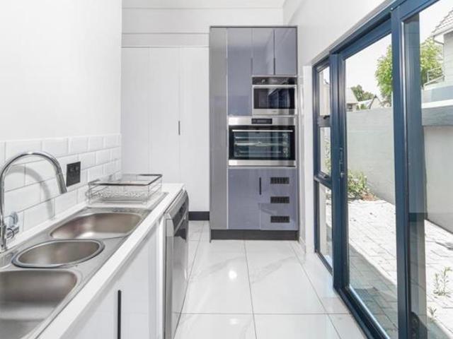 6 Bedroom House in Zwartkop Golf Estate