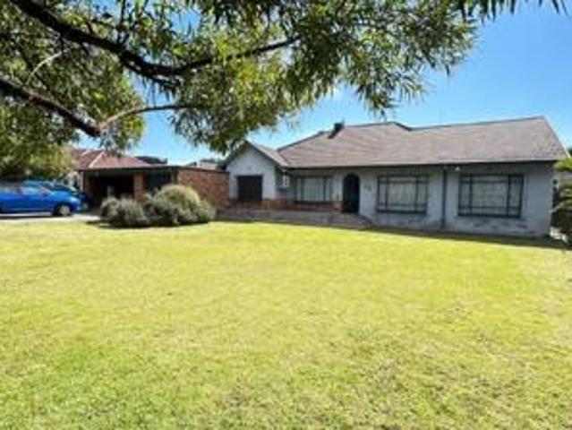 6 bedroom house on the market in mor.