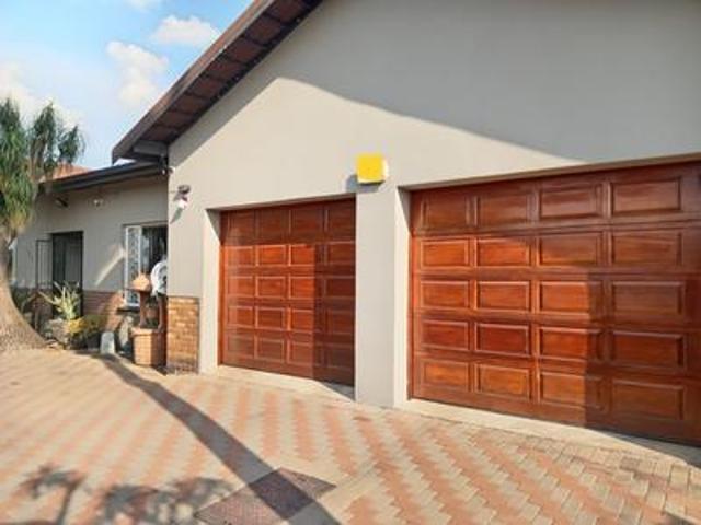 6 bedroom house on the market in pre.