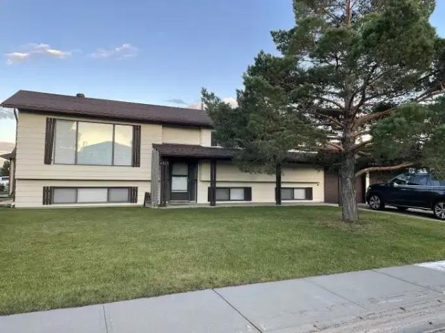 6 Bedroom House Leduc AB 104434118