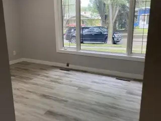 6 Bedroom House St. Albert AB 104991525
