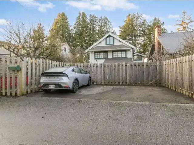 6 Bedroom House Surrey BC LS102701578