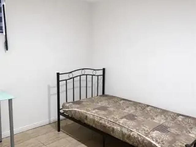 6 Bedroom House Windsor ON 102883780