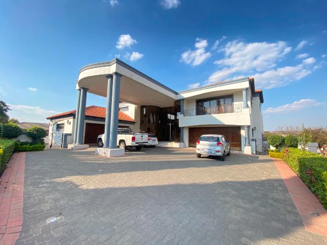 6 Bedroom House To Let in Blue Valley Golf Estate