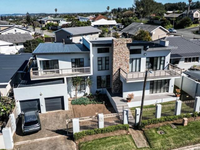 6 Bedroom House To Let in Gonubie