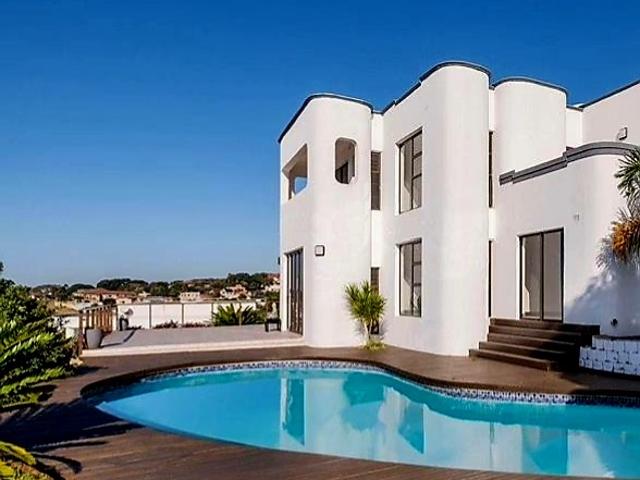 6 Bedroom House To Let in La Lucia | Gourlay Properties