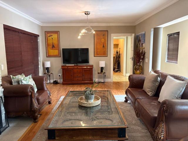 6 Bedroom House To Let in West Beach