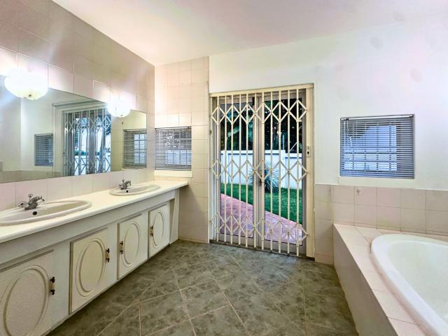 6 Bedroom House To Rent in Waterkloof
