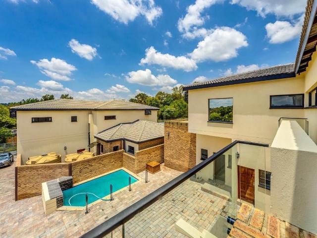 6 Bedroom House To Rent in Bryanston West