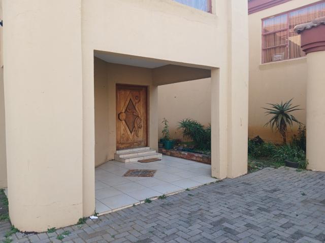 6 Bedroom House To Rent in Doornpoort