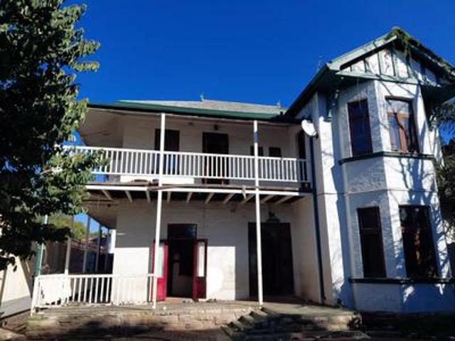 6 bedroom home with 3 cottages and a.