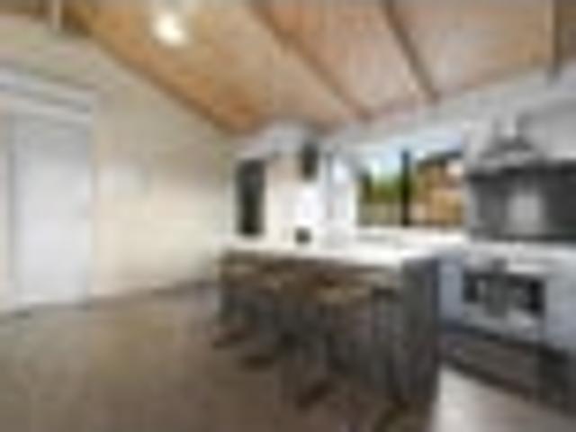 6 bedroom Home and Income Potential