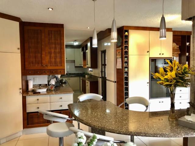 6 Bedroom home for sale in Queensburgh for R3 800