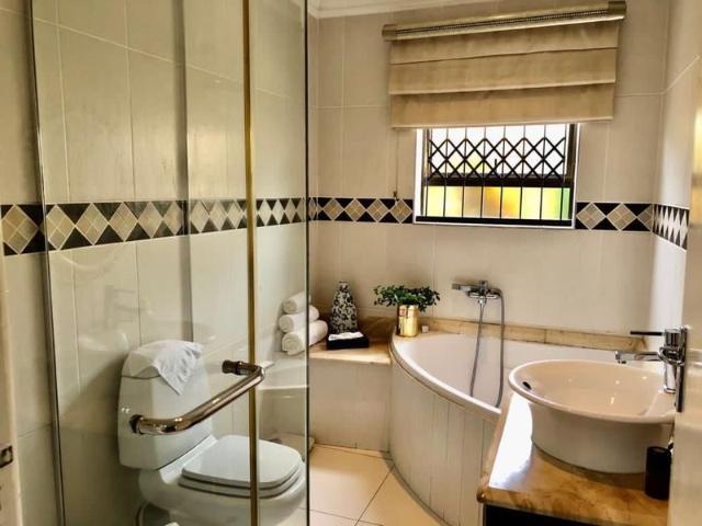 6 Bedroom home for sale in Queensburgh for R3 800