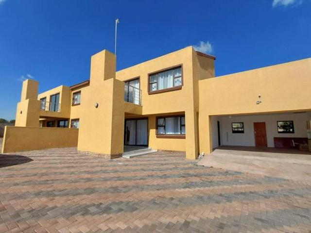 6 Bedroom Townhouse in Thornhill