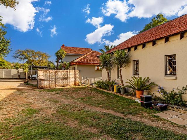 6 Bedroom townhouse sectional for sale in Northcliff, Randburg