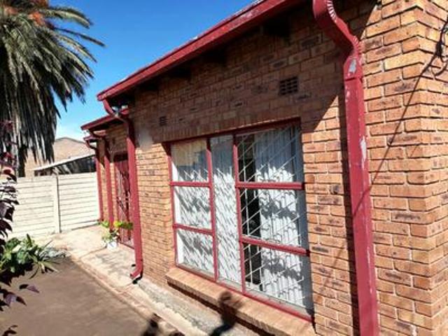 6 bedrooms house on the market in duduza