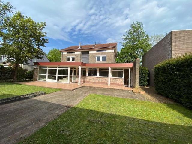 6 bedrooms House Surface Area: 225m2 Unfurnished