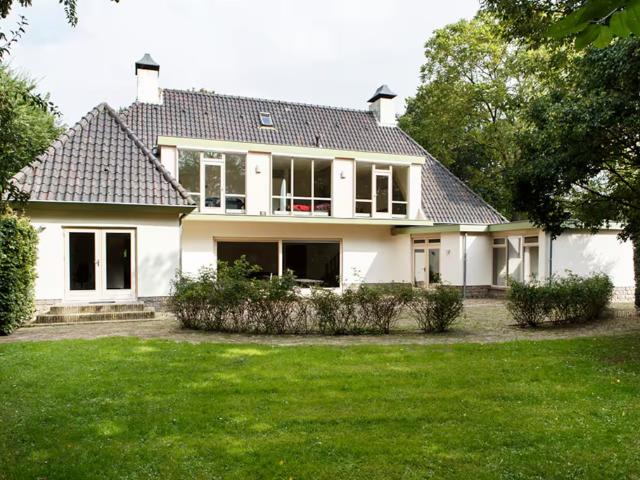 6 bedrooms Surface Area: 320m2 Furnished