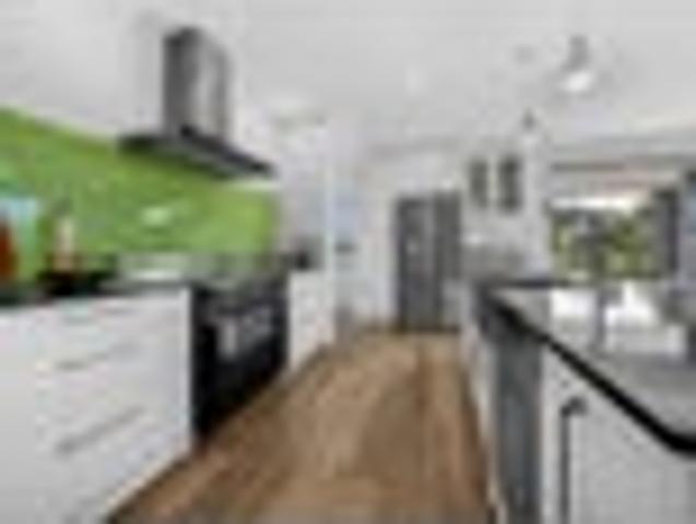 6 Bedrooms & 4 Plus Garaging!