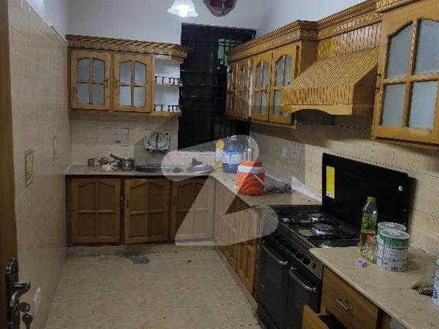 6 bedrooms & 5 bathrooms 2DD 2 TV lounge & 2 kitchen G 11