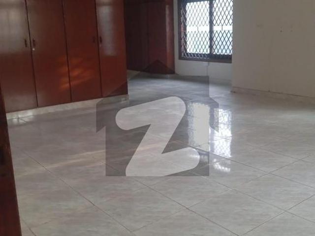 6 Bedrooms 600 Yard Old Bungalow For Sale DHA Phase 5
