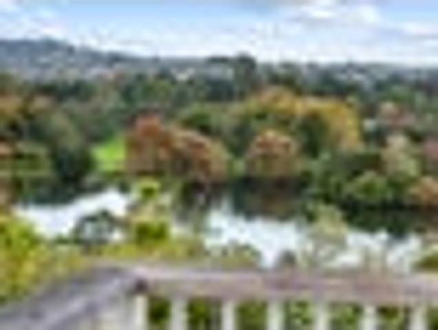 6 beds / 2 living / 2 bath plus 100m2 Studio
