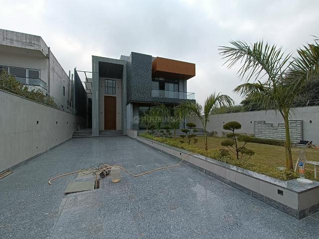 6 BHK Villa in DLF Farms for resale New Delhi. The reference number is 19198261
