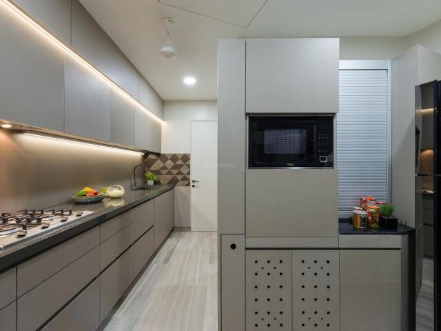 6 BHK Apartment in Vile Parle West for resale Mumbai. The reference number is 9247884