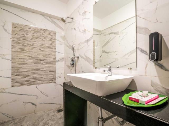 6 BHK Apartment in Vile Parle West for resale Mumbai. The reference number is 9248009