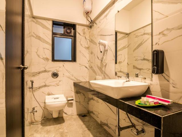 6 BHK Apartment in Vile Parle West for resale Mumbai. The reference number is 9248077