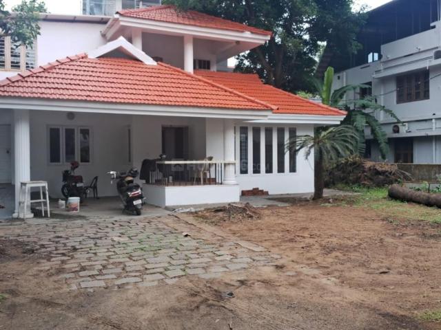 6 BHK Independent House in Thrippunithura for rent Kochi. The reference number is 20498507