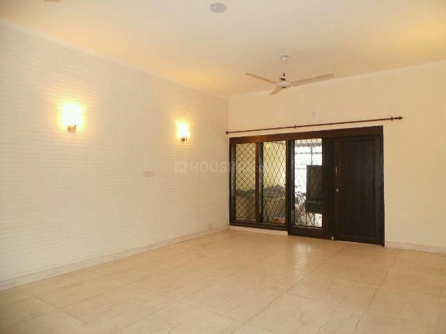 6 BHK Independent House in New Friends Colony for resale South Delhi. The reference number is 16972439
