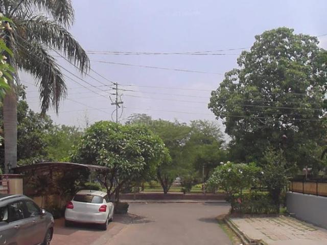 6 BHK Independent House in Sector 35 for resale Chandigarh. The reference number is 17447260
